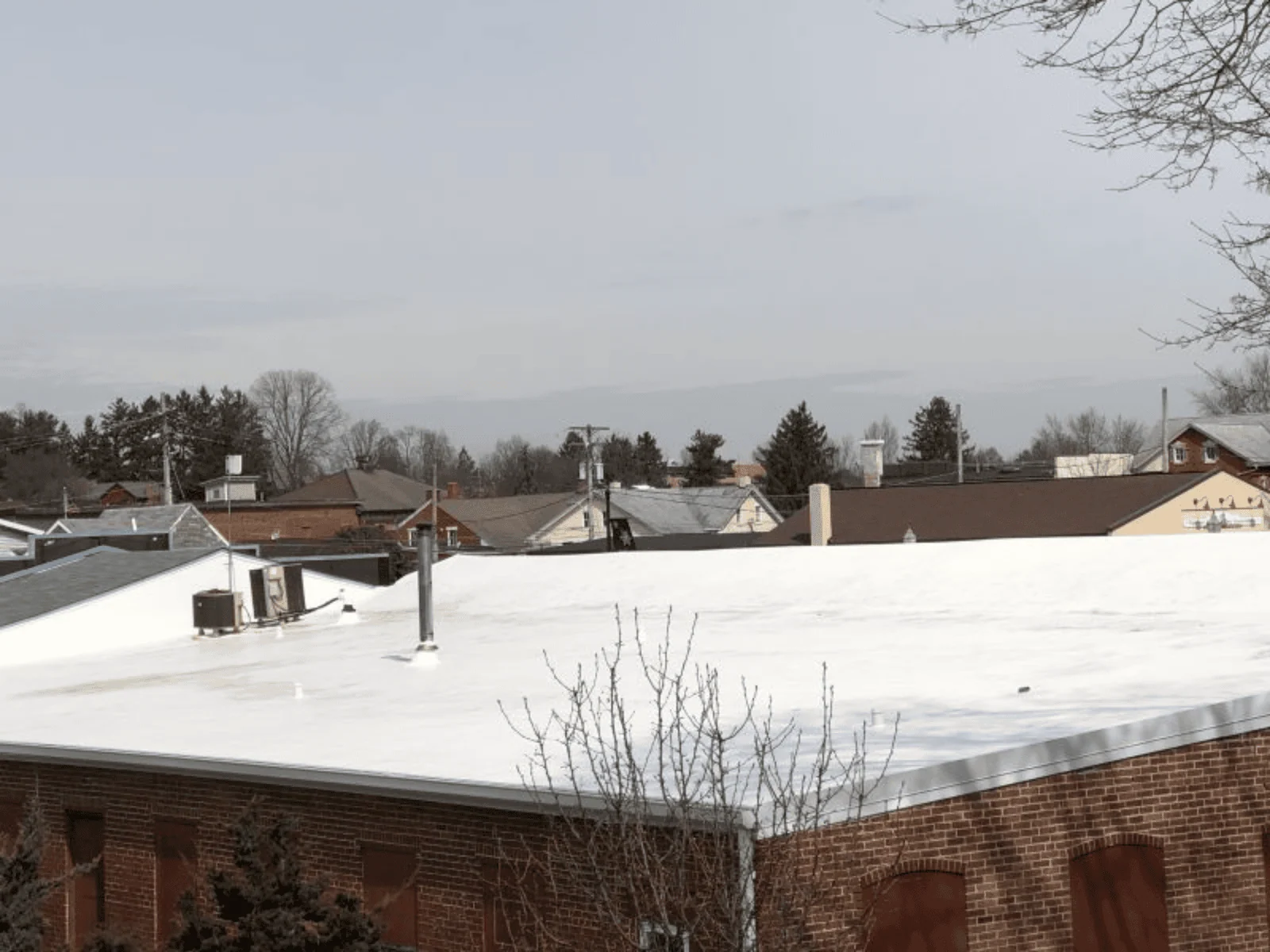 a roof of a building with snow